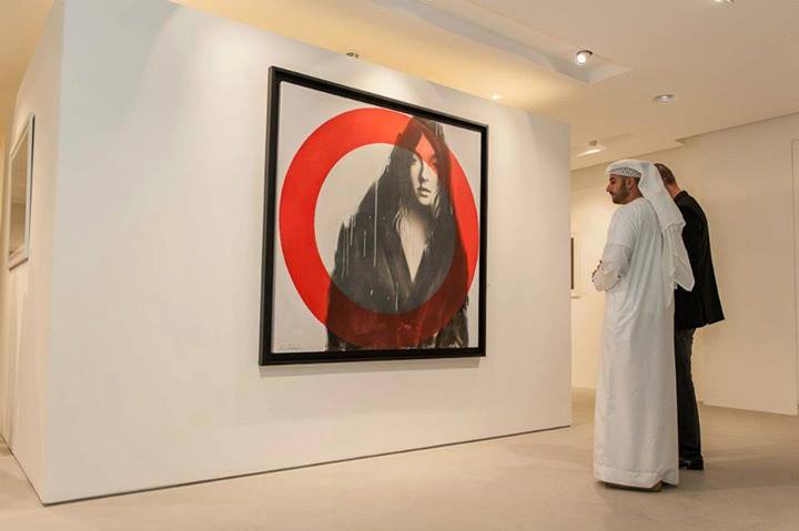 زنی محصور در بایدها و نبایدهای نشانه ها / نگاهی به نمایشگاه نقاشی های هومن درخشنده در گالری «ریرا» دوبی