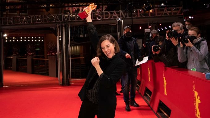 سه گانه جوایز برای فیلمسازان زن، خرس طلای جشنواره برلین ۲۰۲۲ به کارلا سیمون رسید